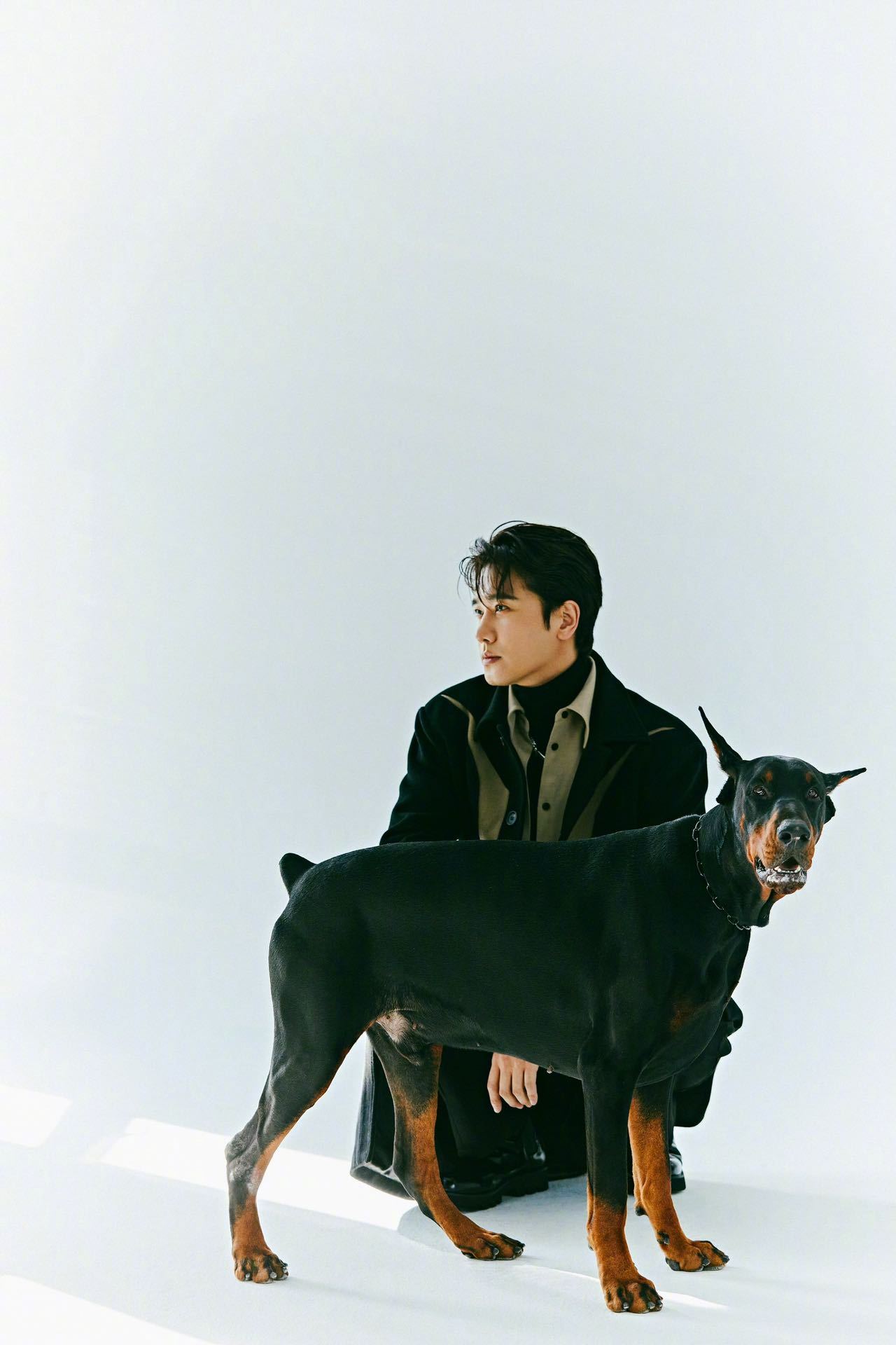 被@彭冠英 最新写真帅到腿软,都市猎人有没有!__财经头条