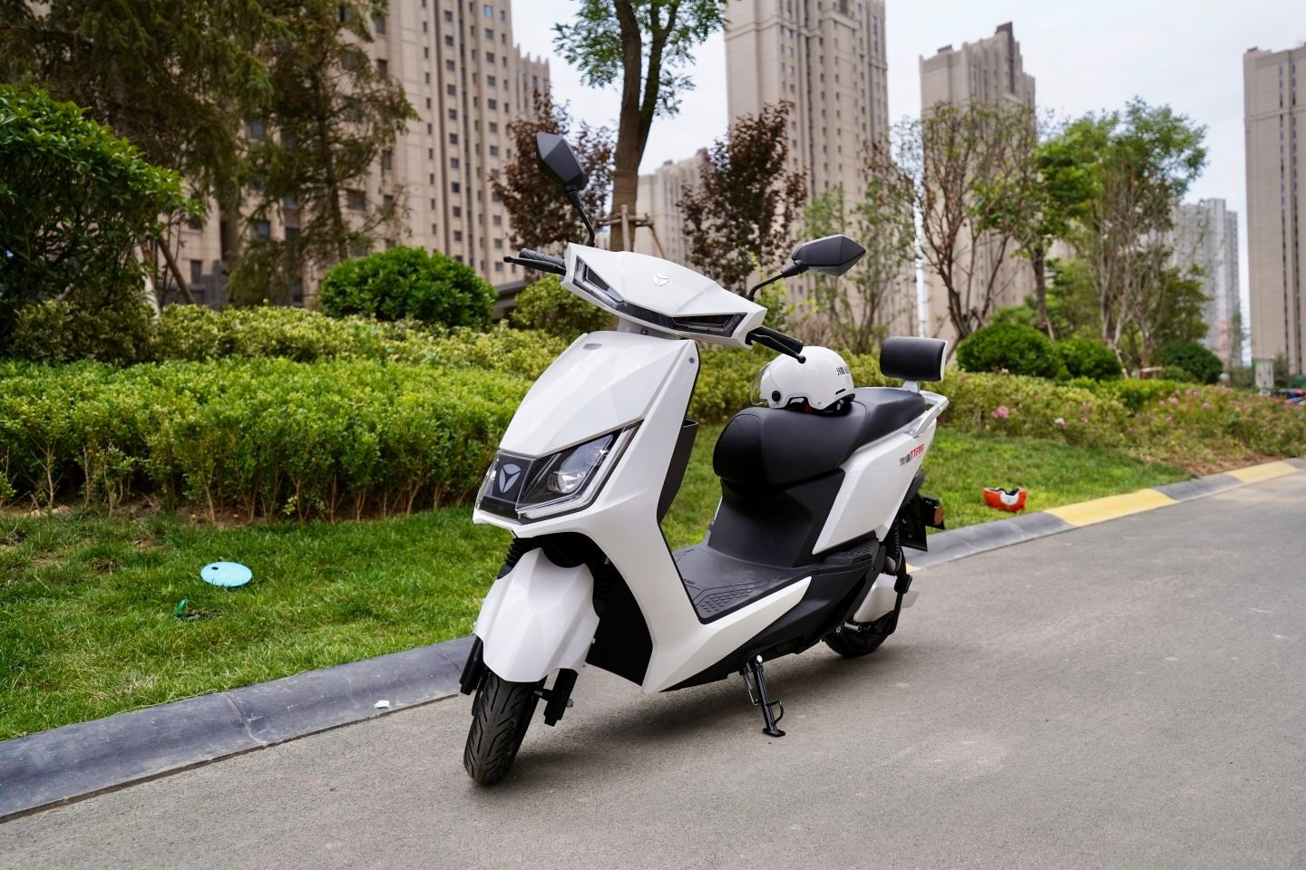 雅迪冠能t5上路实测:百公里长续航,再也不担心续航和堵车