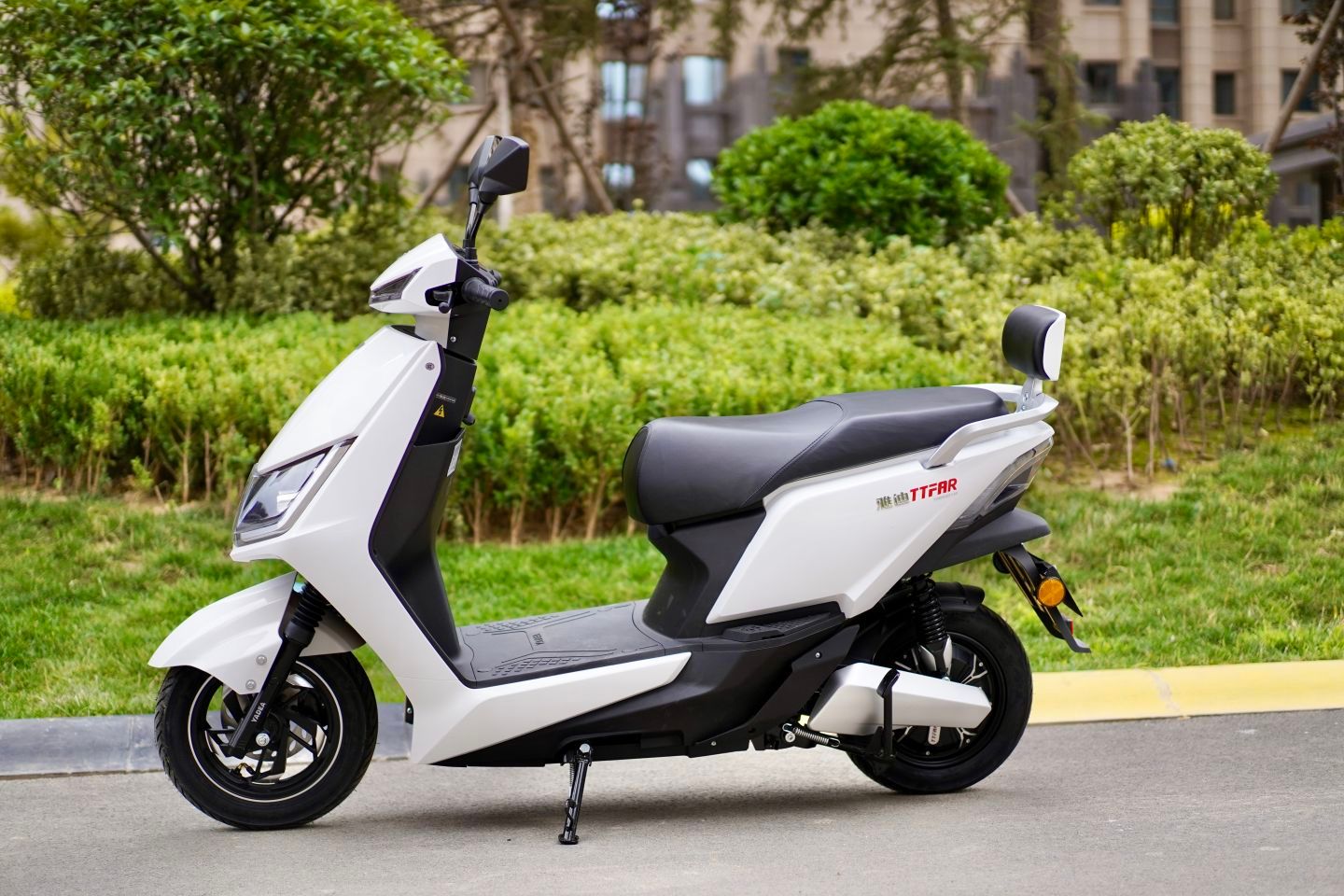 雅迪冠能t5上路实测:百公里长续航,再也不担心续航和堵车