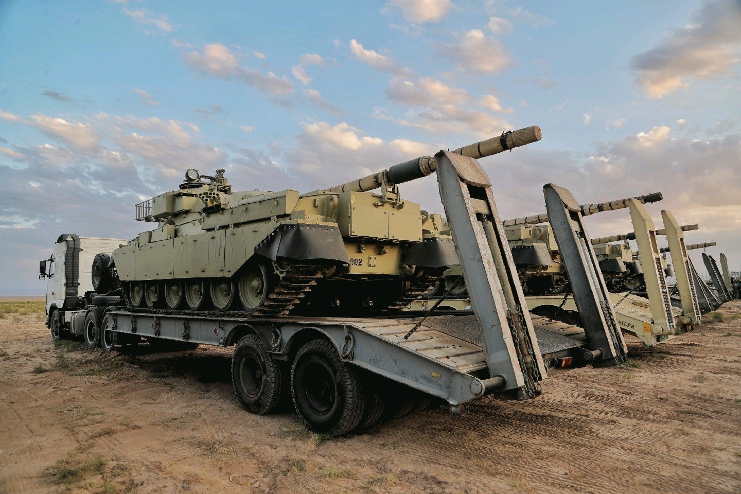 伊朗在阿塞拜疆边境集结的装甲部队