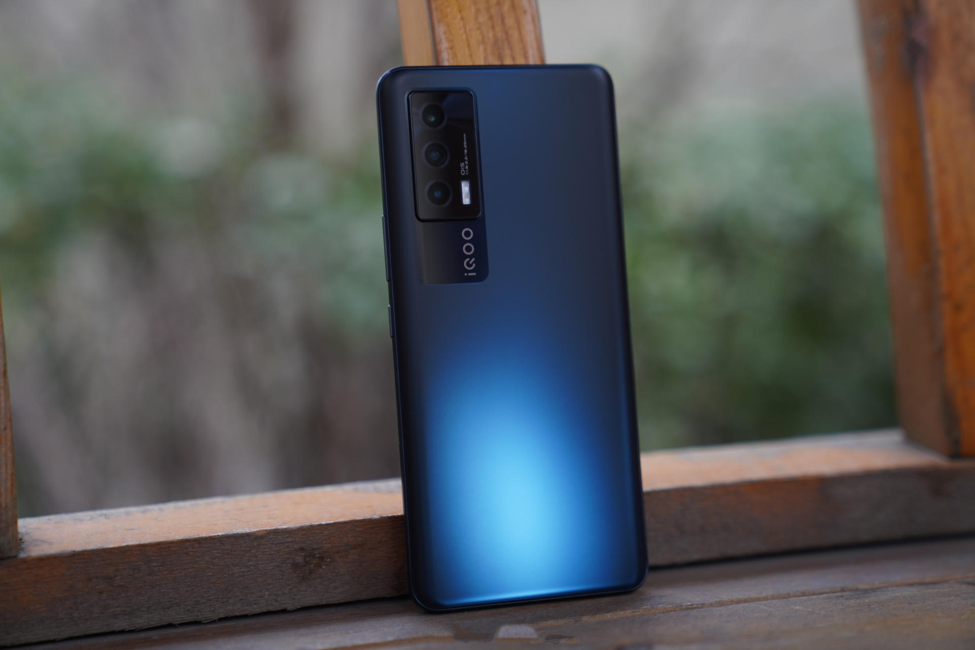 iqoo neo5不仅在性能方面做到了"生而为赢",在外观设计,影像和