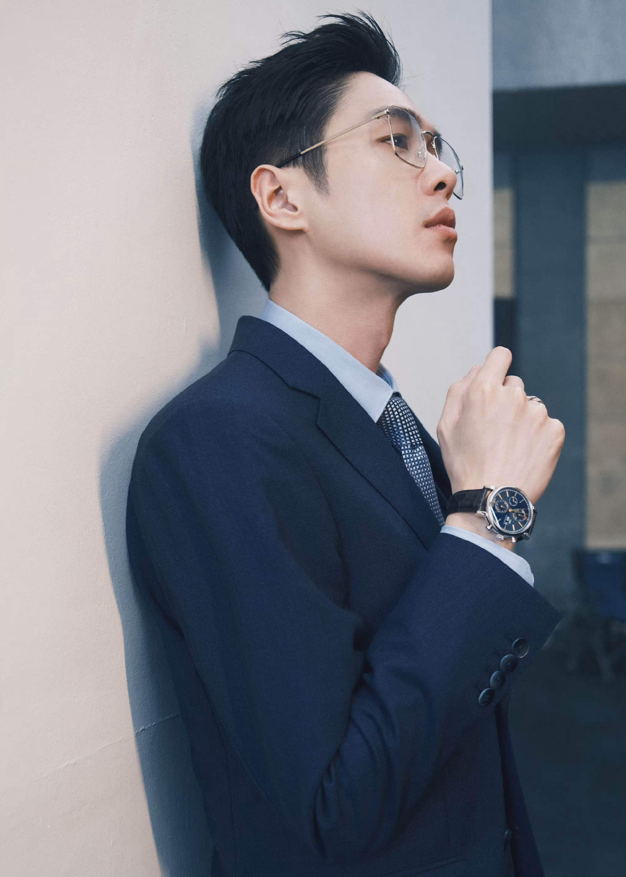 张若昀与西装眼镜造型的适配度也太高了吧!_高清图集_新浪网