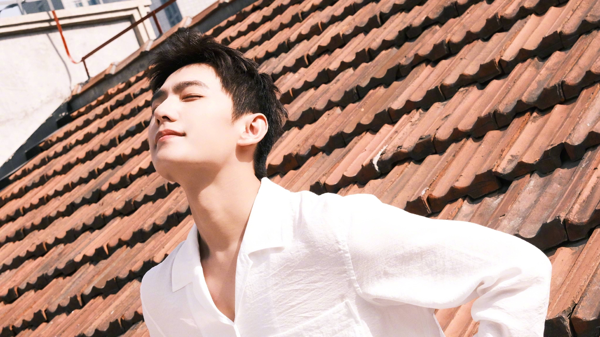 杨洋活动白衬衫造型光影宠儿诚不欺我这张脸随便拍拍都好看