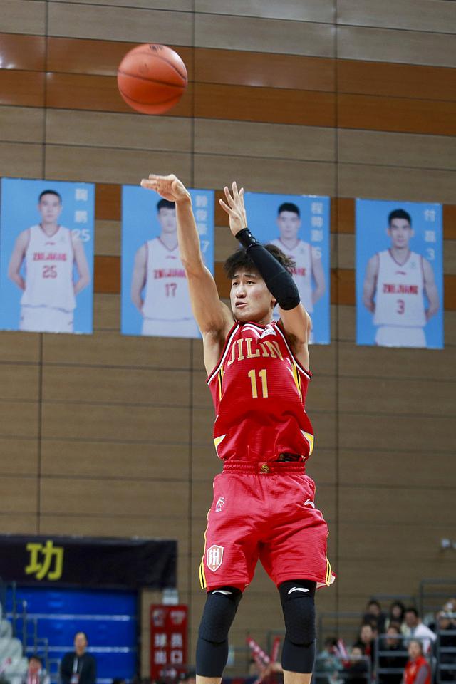 吉林男篮外线神射手,一位冉冉升起的新星,姜伟泽还需改变什么?