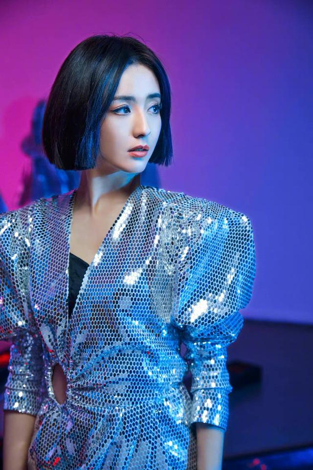 穿巨闪灯球裙还剪短发?大变样a到炸