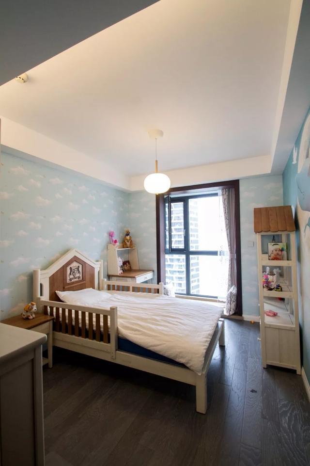 儿童房:绿色环保,小阳台5不仅采光好,还美得不像话~靠窗又添置高脚椅