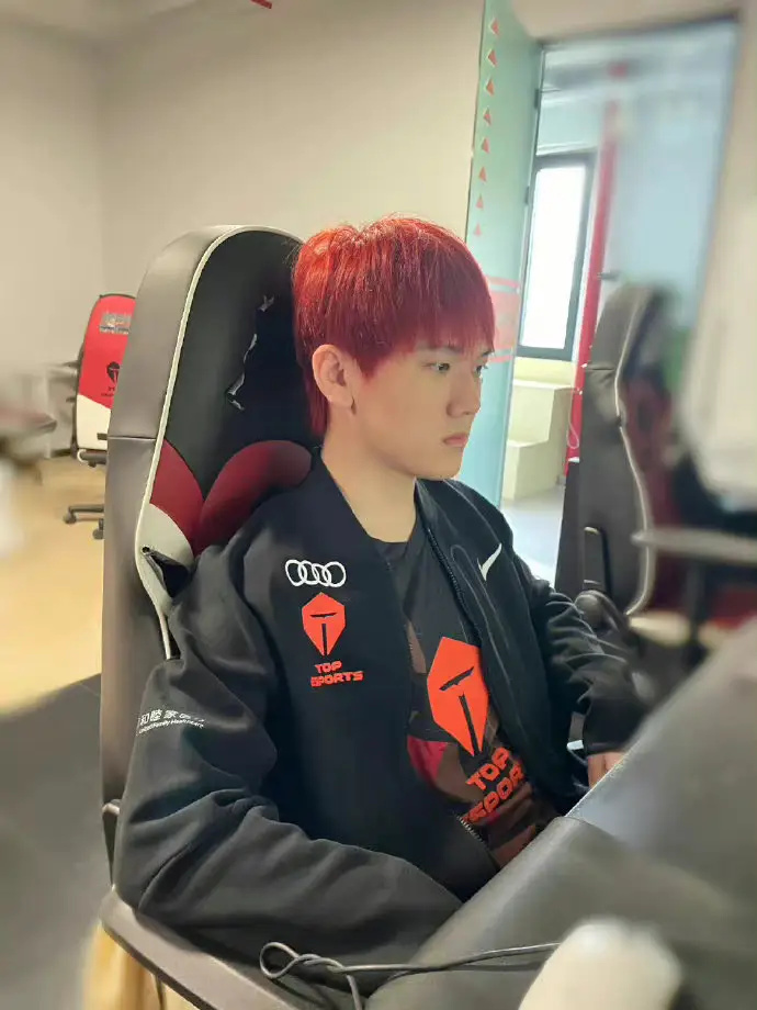 阿水染红发,网友关注的重点却不是发色!价值700万的手表是亮点休闲区蓝鸢梦想 - Www.slyday.coM 阿水染红发,网友关注的重点却不是发色!价值700万的手表是亮点休闲区蓝鸢梦想 - Www.slyday.coM