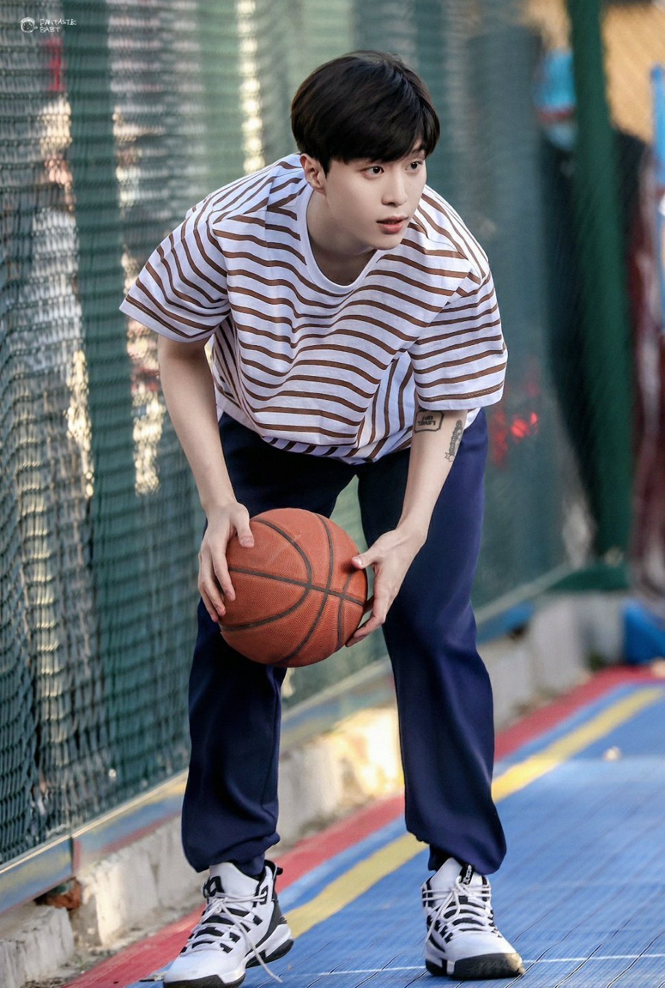 范丞丞打篮球好有少年感!__财经头条