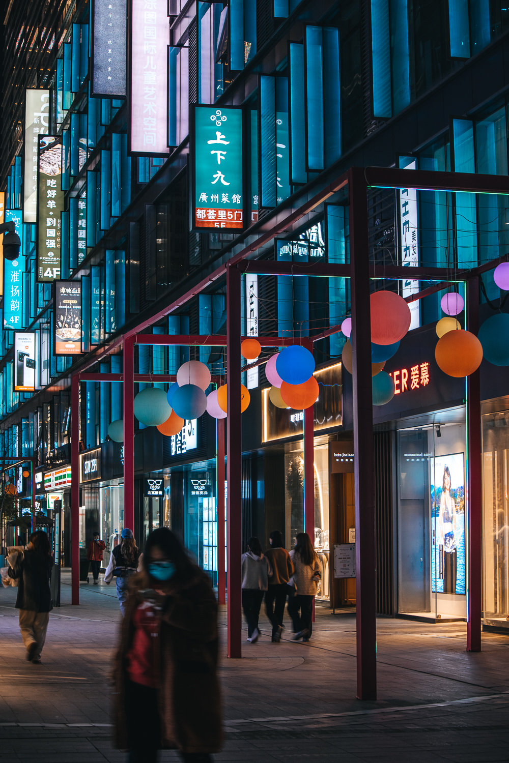 繁华闹市中,藏于高楼大厦中的西安高新大都荟,非常适合拍夜景