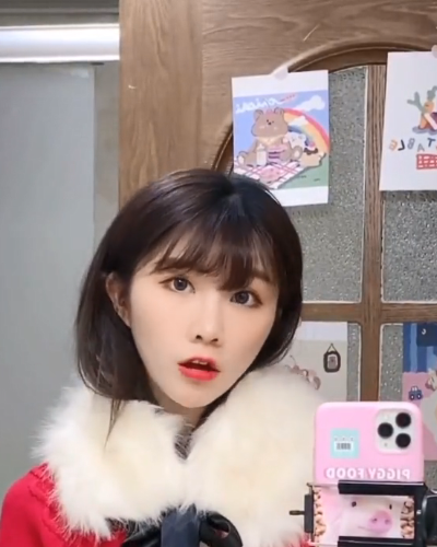 爆胎草莓粥为赚人气穿家居服出镜明明是玩偶服却穿出明星范