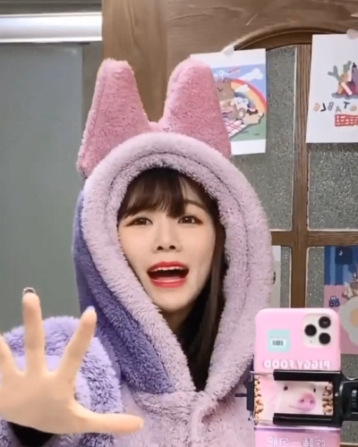 爆胎草莓粥为赚人气穿家居服出镜明明是玩偶服却穿出明星范