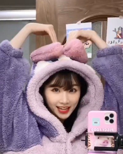 爆胎草莓粥为赚人气穿家居服出镜明明是玩偶服却穿出明星范