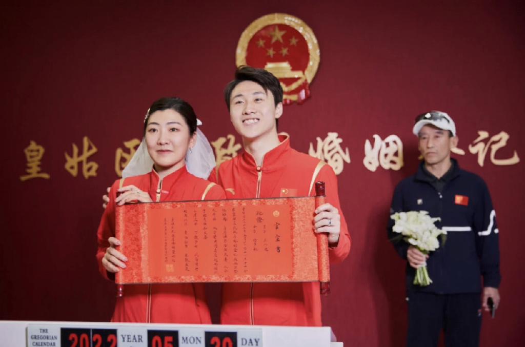 徐梦桃王心迪领证,两人穿国家队队服现身民政局,婚纱照幸福洋溢休闲区蓝鸢梦想 - Www.slyday.coM 徐梦桃王心迪领证,两人穿国家队队服现身民政局,婚纱照幸福洋溢休闲区蓝鸢梦想 - Www.slyday.coM