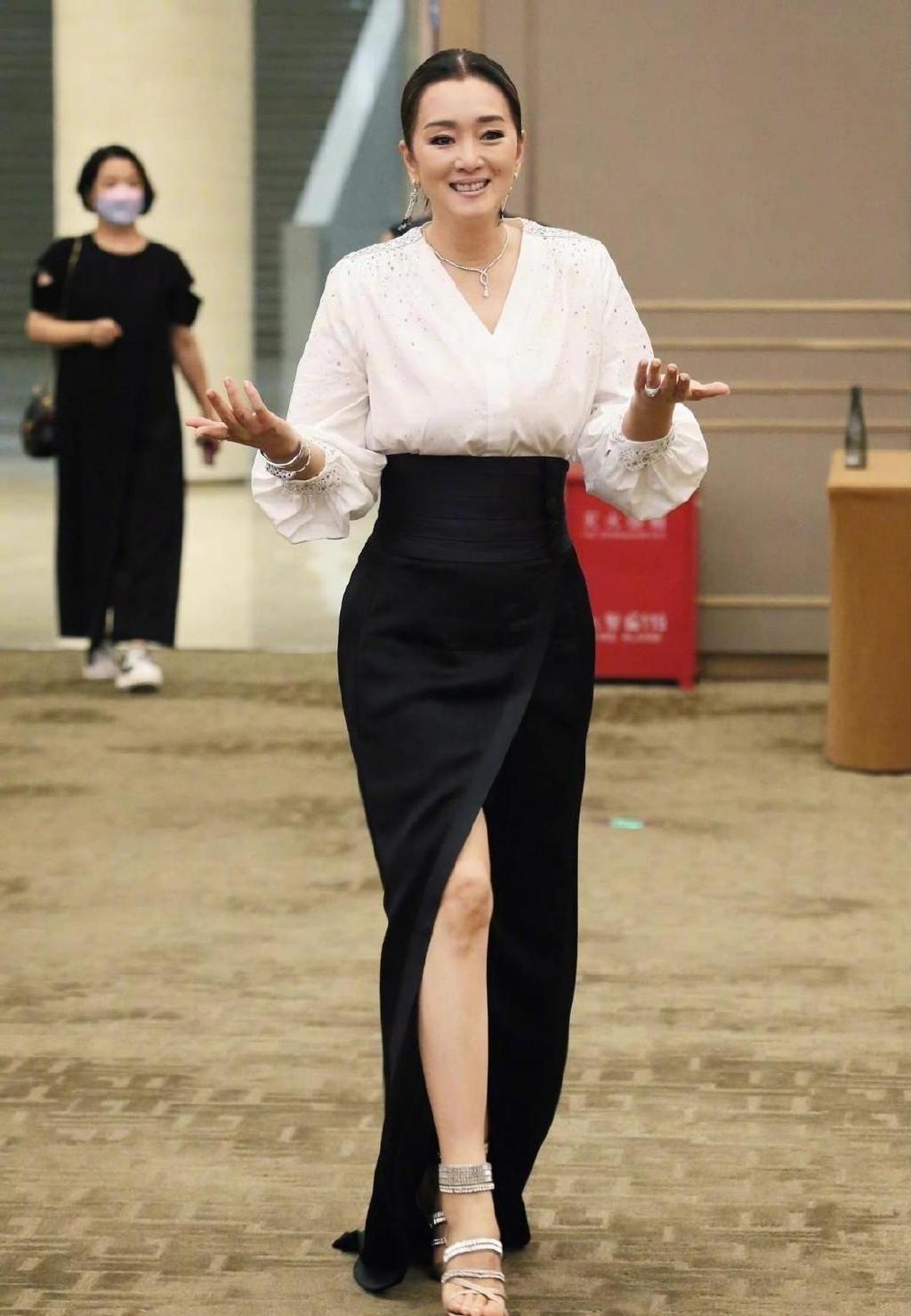 巩俐和74岁老公亮相巴黎时装周！她穿毛毛衣老公戴墨镜，太般配了休闲区蓝鸢梦想 - Www.slyday.coM