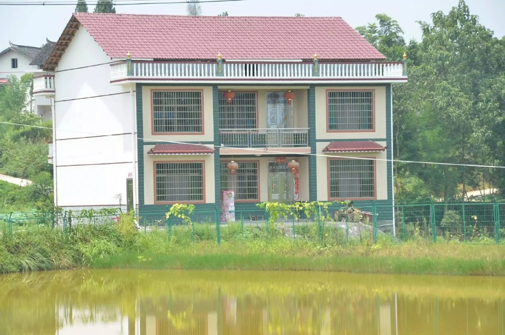 并且,道路的角度低于九十度,就是像是一把剪刀一样.