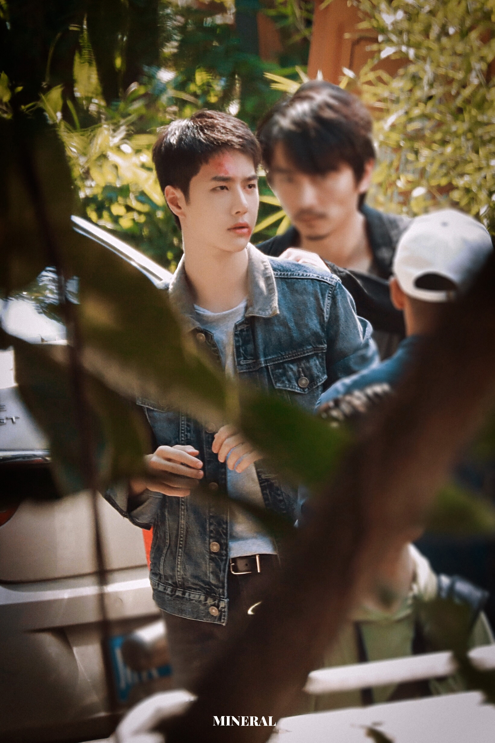 王一博《冰雨火》最新路透饭拍 牛仔裤马丁靴的陈警官帅补货了