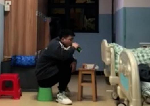 男子父亲因病住院，跨年夜独坐病床前饮酒：希望新的一年早日康复休闲区蓝鸢梦想 - Www.slyday.coM