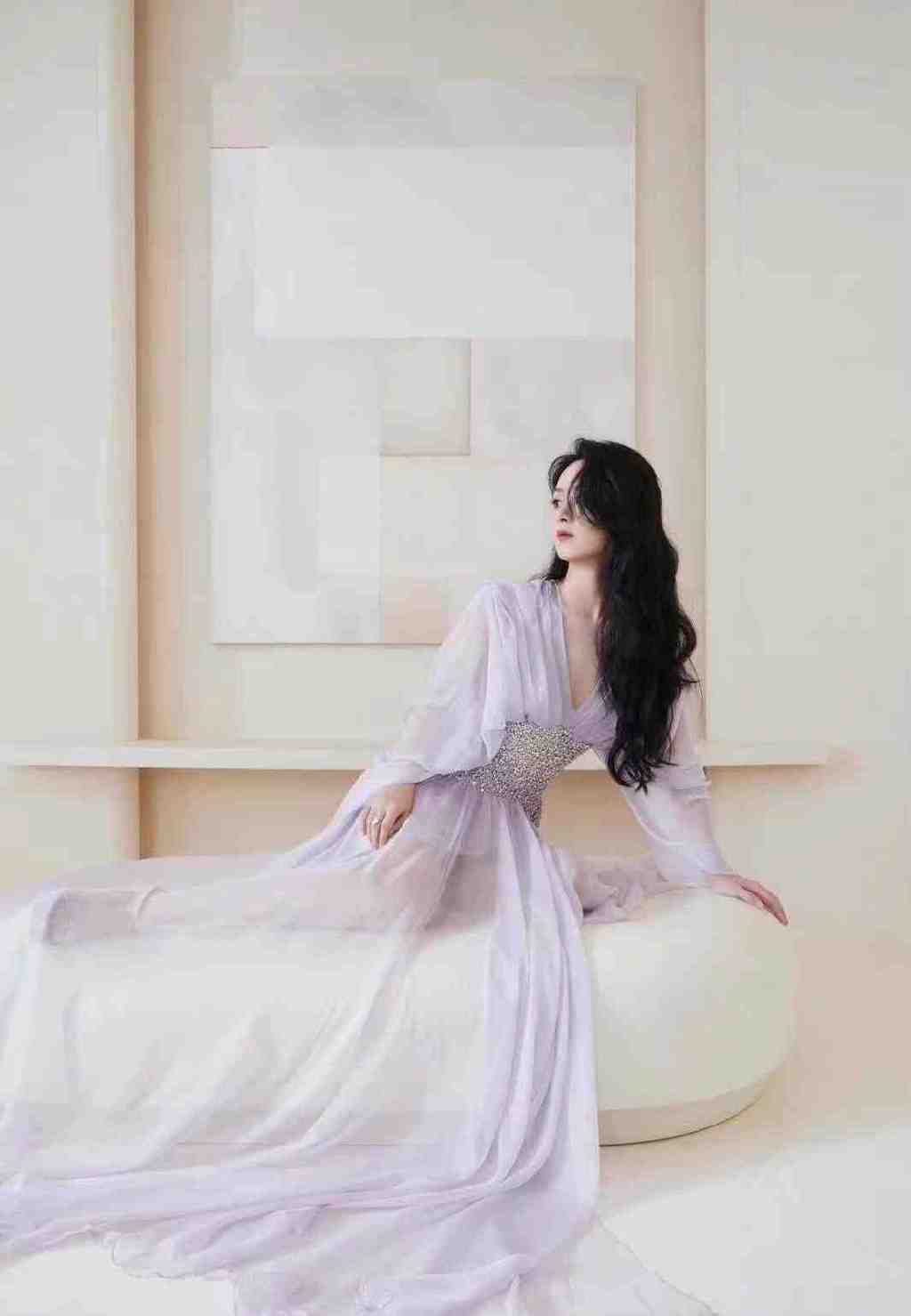 赵丽颖又一次封神亮相!金九封面造型火了,把蝴蝶鲜花全穿在身上休闲区蓝鸢梦想 - Www.slyday.coM 赵丽颖又一次封神亮相!金九封面造型火了,把蝴蝶鲜花全穿在身上休闲区蓝鸢梦想 - Www.slyday.coM