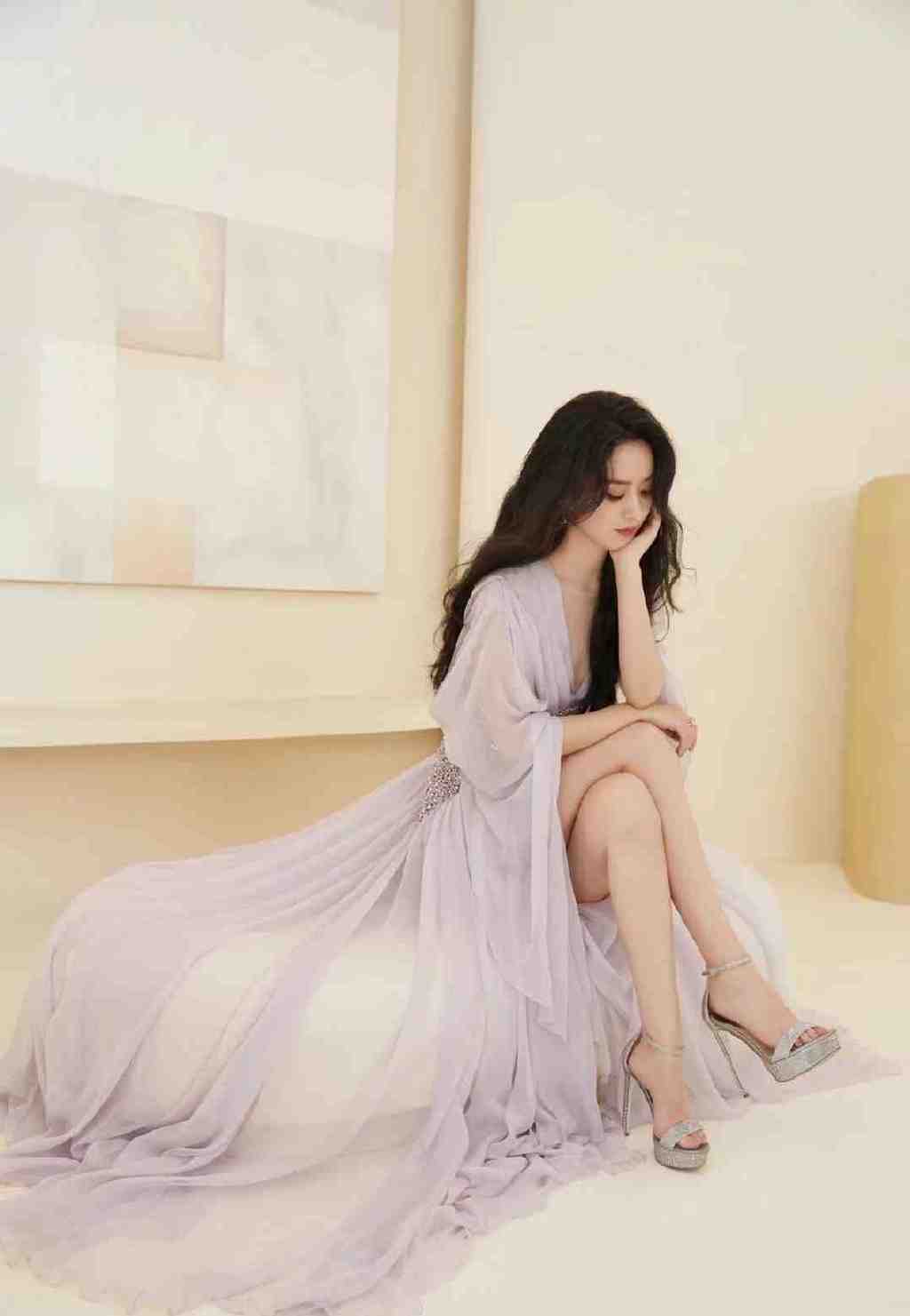 赵丽颖又一次封神亮相!金九封面造型火了,把蝴蝶鲜花全穿在身上休闲区蓝鸢梦想 - Www.slyday.coM 赵丽颖又一次封神亮相!金九封面造型火了,把蝴蝶鲜花全穿在身上休闲区蓝鸢梦想 - Www.slyday.coM