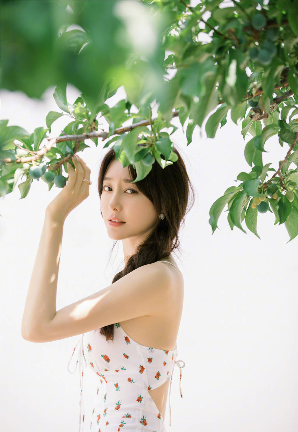 秦岚 身穿碎花吊带裙身材曼妙,梳着麻花辫对镜灿笑……__财经头条