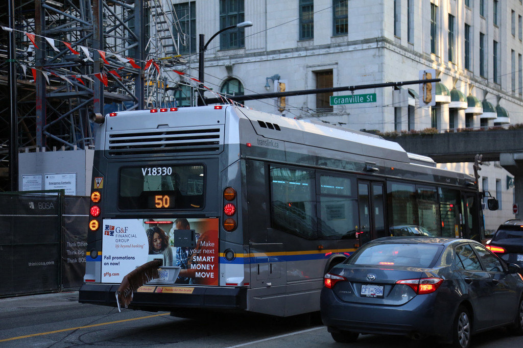 犯规卖萌!加拿大巴士戴鹿角和红鼻子载客