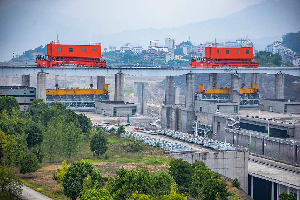 筑坝拦水,星罗棋布的水电站被建设起来,宜昌一城的水电装机容量占据了