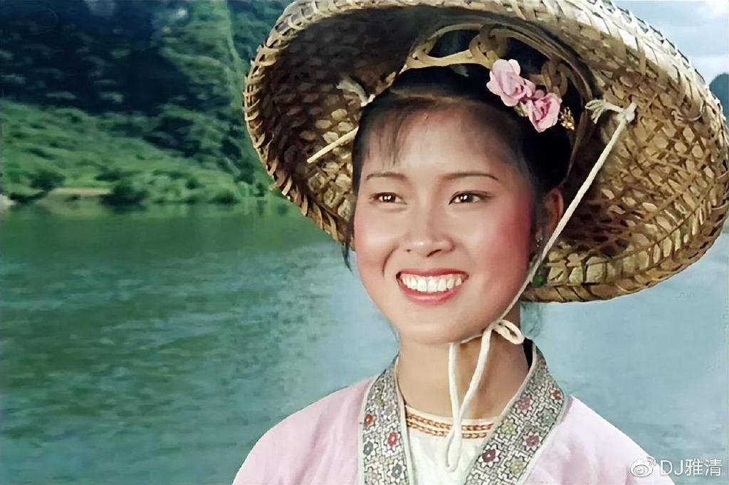 30张老照片 怀念广西“刘三姐”黄婉秋 从少女到80岁 女神美丽一辈子