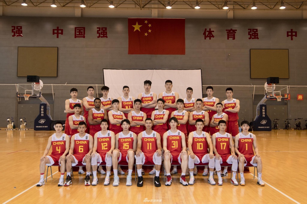 男篮全家福官宣!刘传兴高海拔,小高手举"海王",徐杰似小学生