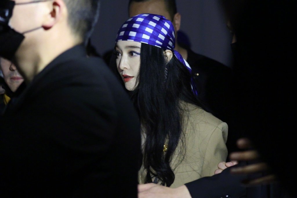 范冰冰复古头巾造型太美了,状态不错!