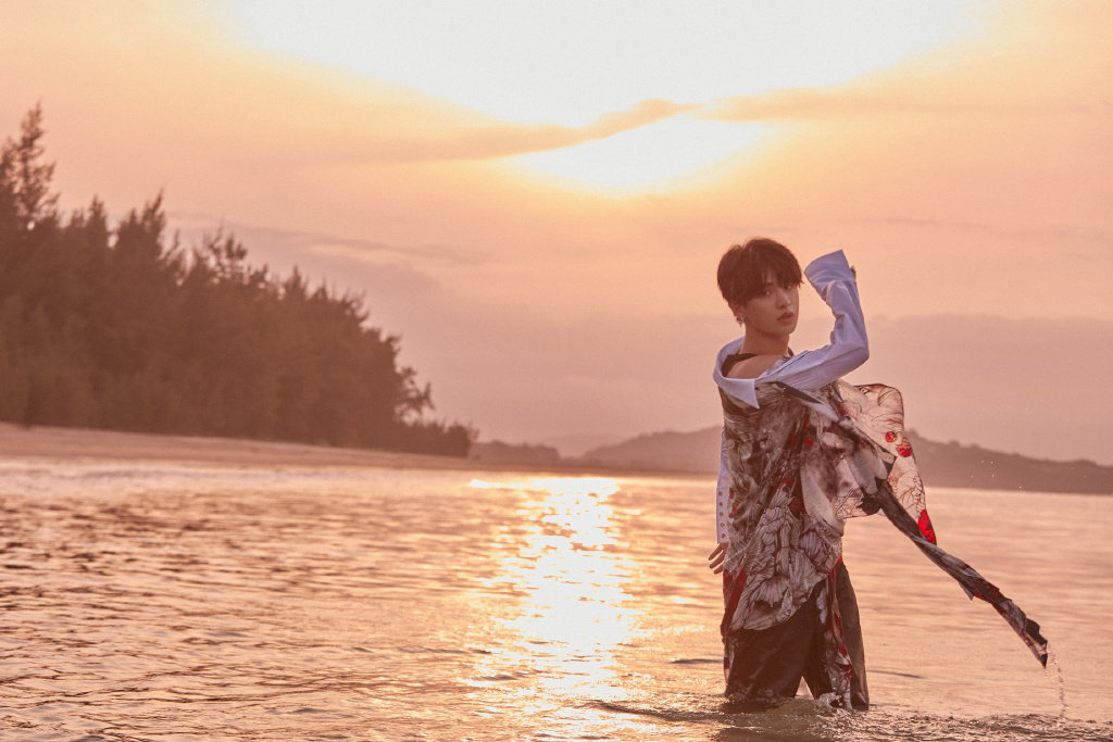 黄明昊身穿长款印花衬衫感受日落黄昏时的美好