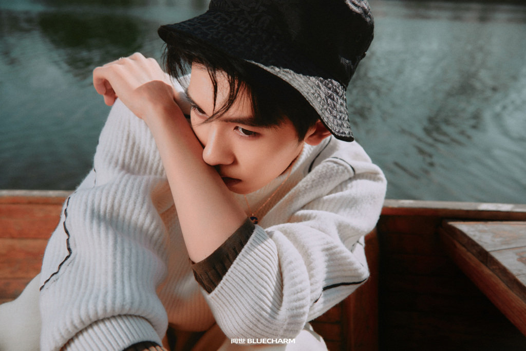 来看into1林墨的阅世五月刊封面踏青游湖的少年