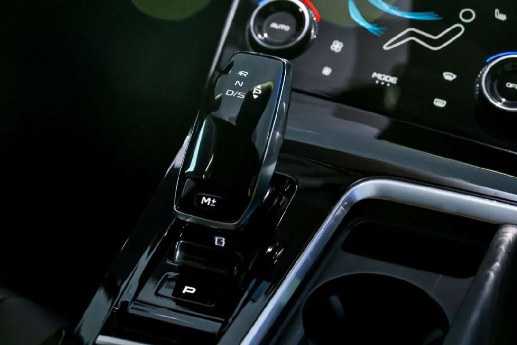 用着奔驰、沃尔沃技术，卖着国产价