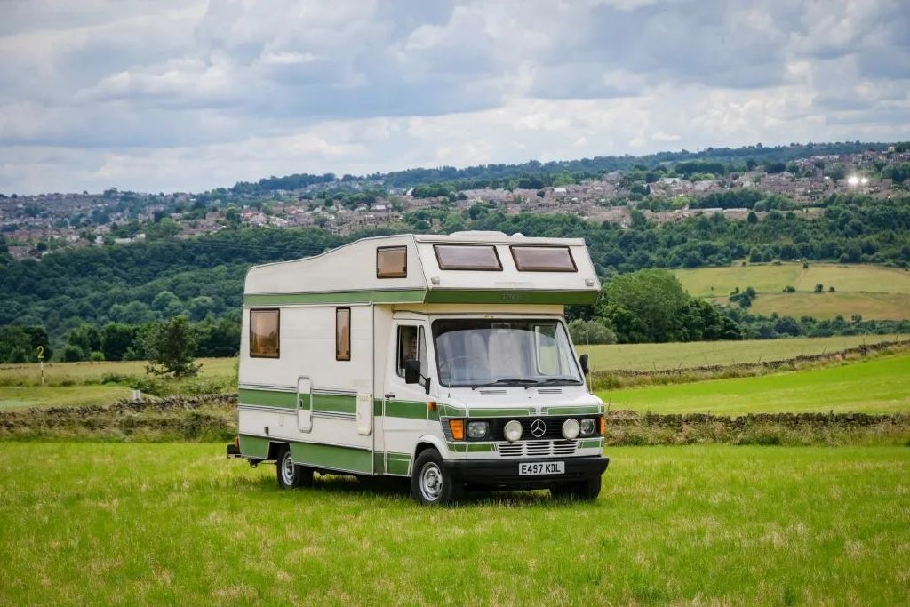 一台80年代的奔驰t1越野房车