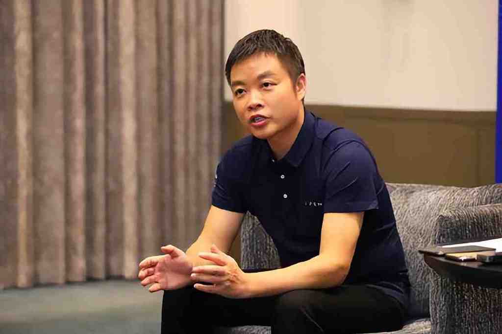 何小鹏赚了几十亿,不退休还都投入去搞汽车,老婆却无条件支持他