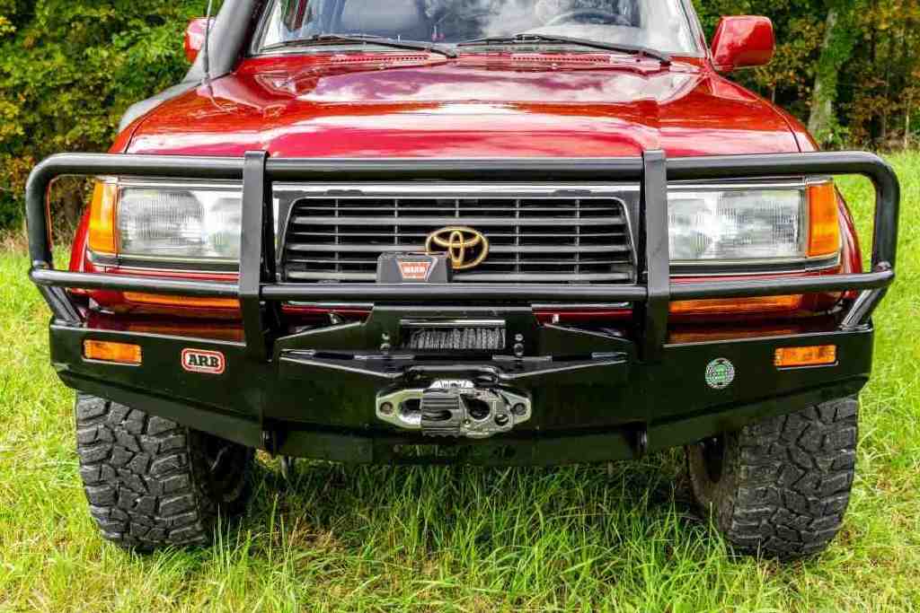 此车选择的是知名绞盘品牌warn(沃恩)的m8000-s,配套有绞盘绳和拖车钩