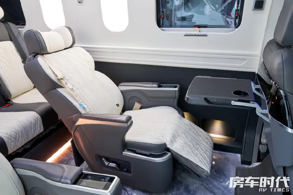 内饰采用了大面积白色 灰色点缀的设计,既简约又是科技感.