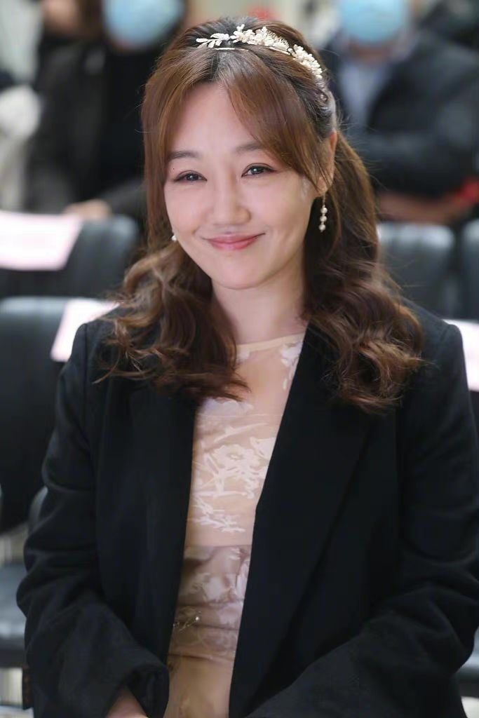 岁月不饶人!43岁薛佳凝久违现身,皮肤松弛身材发福很老态