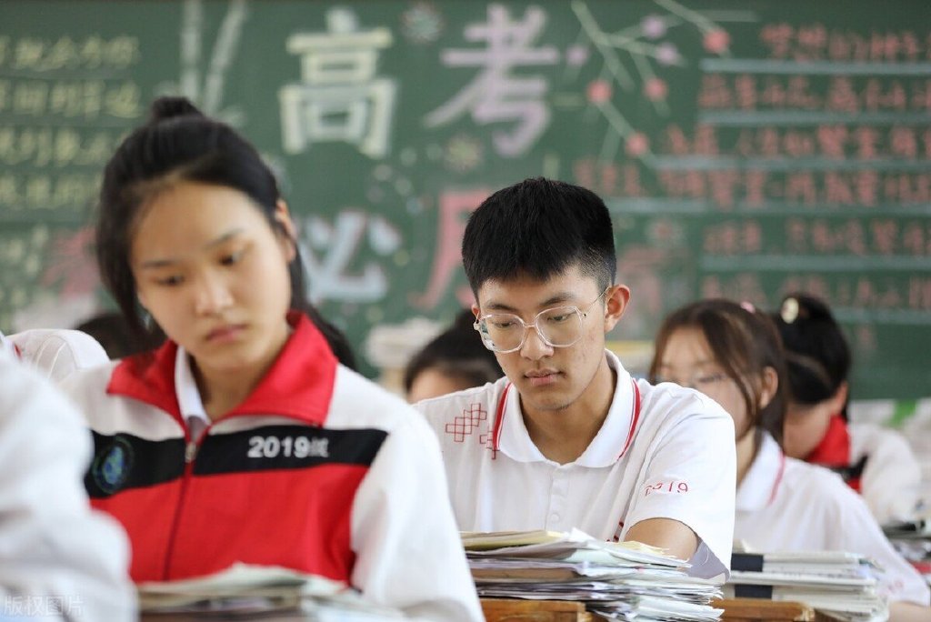 家长与孩子之间的代沟，产生于大环境下的两个主要因素！|家长|好学生|代沟_新浪新闻