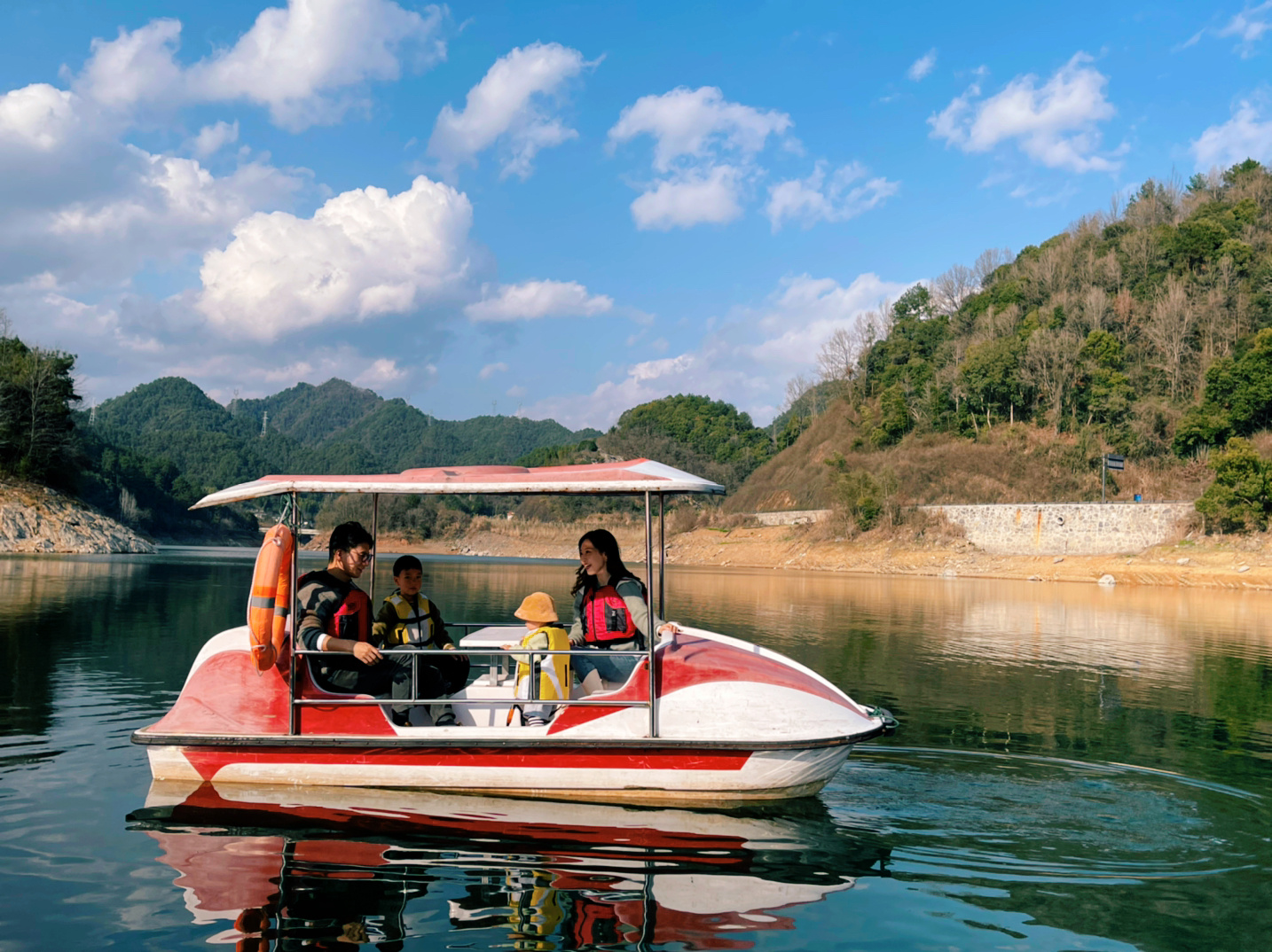 第一次坐这样的小船,发总表示很满意 刚才看爸爸和哥哥划船