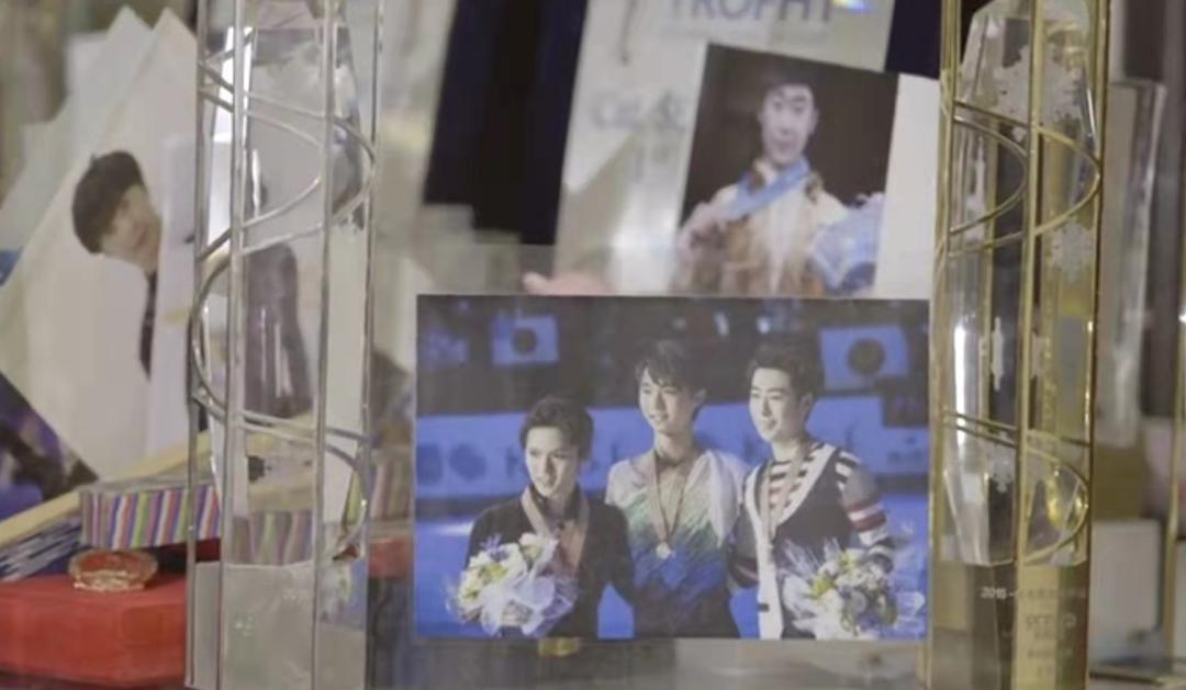 重摔在地！羽生结弦含泪谢幕，深深鞠躬抚摸冰面……赛后采访他恳请：再给我一点时间休闲区蓝鸢梦想 - Www.slyday.coM