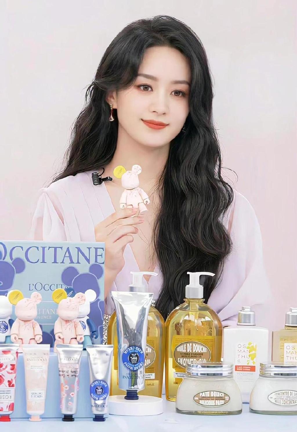 赵丽颖又一次封神亮相!金九封面造型火了,把蝴蝶鲜花全穿在身上休闲区蓝鸢梦想 - Www.slyday.coM 赵丽颖又一次封神亮相!金九封面造型火了,把蝴蝶鲜花全穿在身上休闲区蓝鸢梦想 - Www.slyday.coM