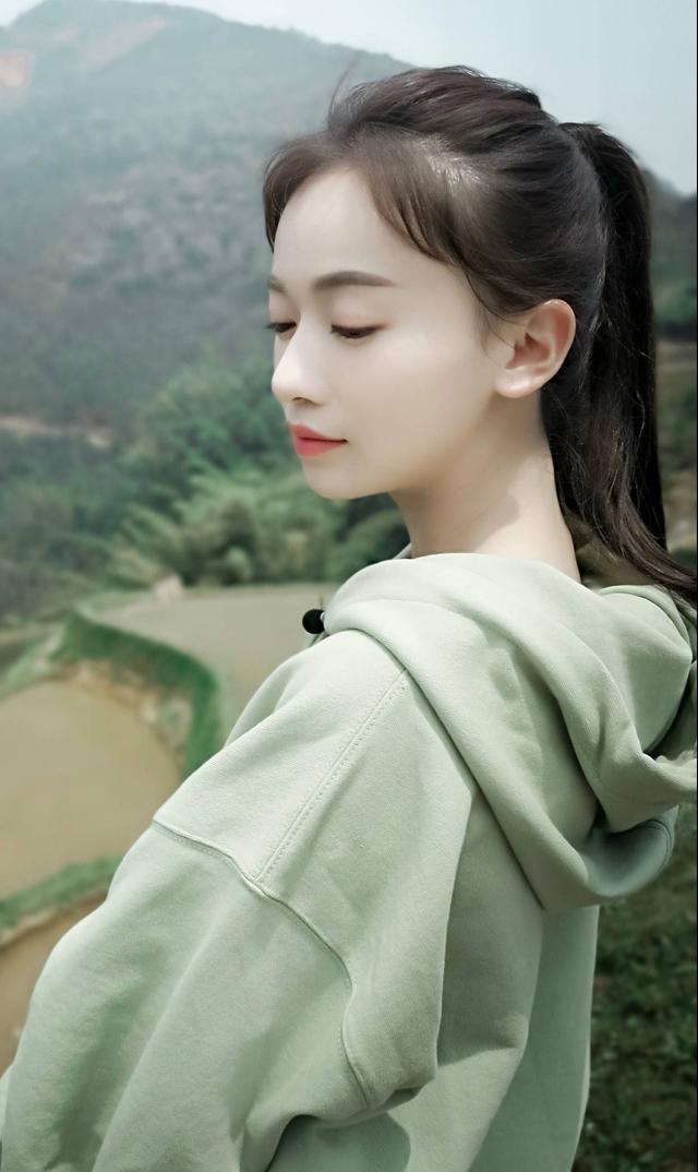 吴谨言的外形很适合古装扮相,长相也挺有辨识度,整