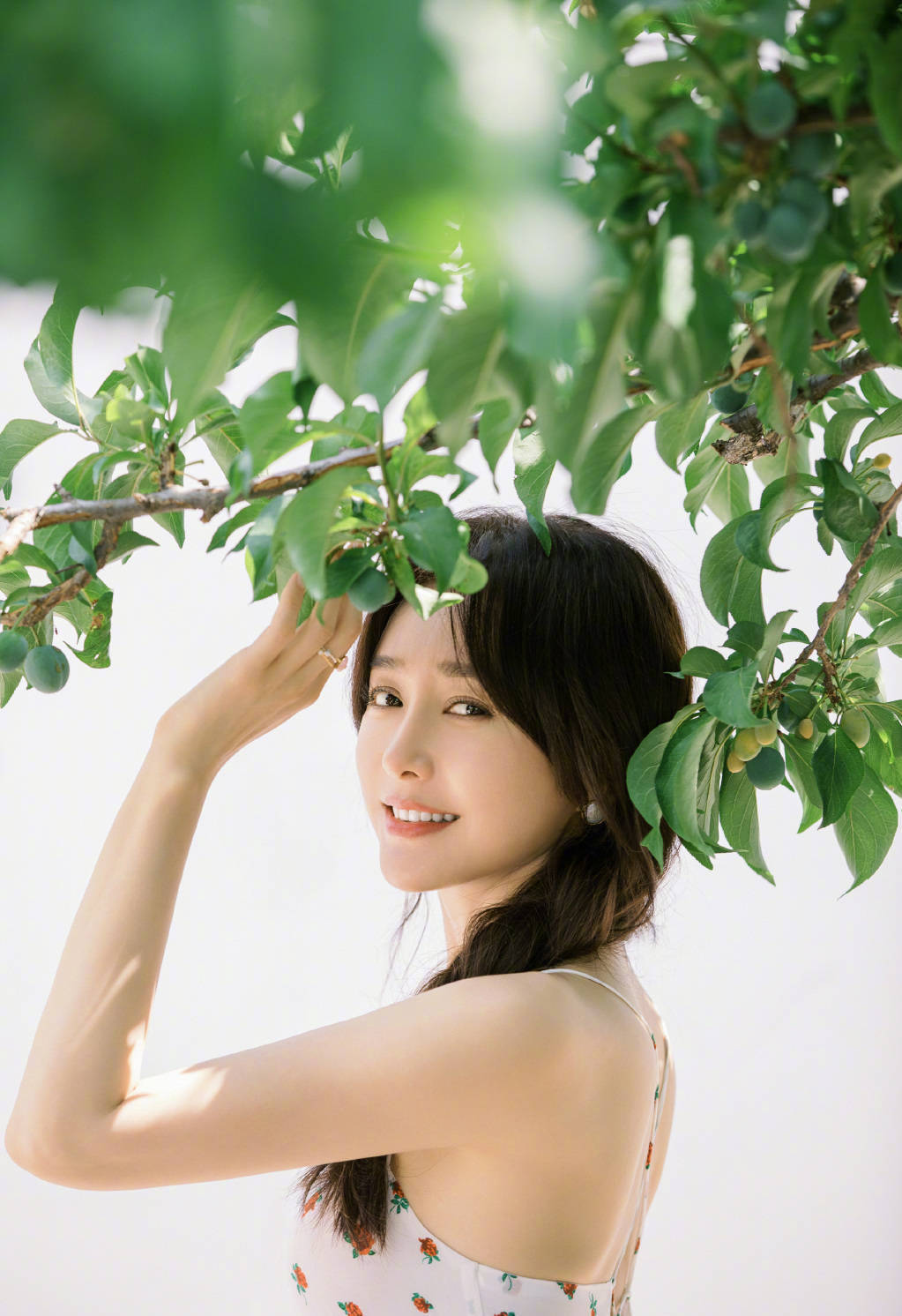 秦岚 身穿碎花吊带裙身材曼妙,梳着麻花辫对镜灿笑……__财经头条