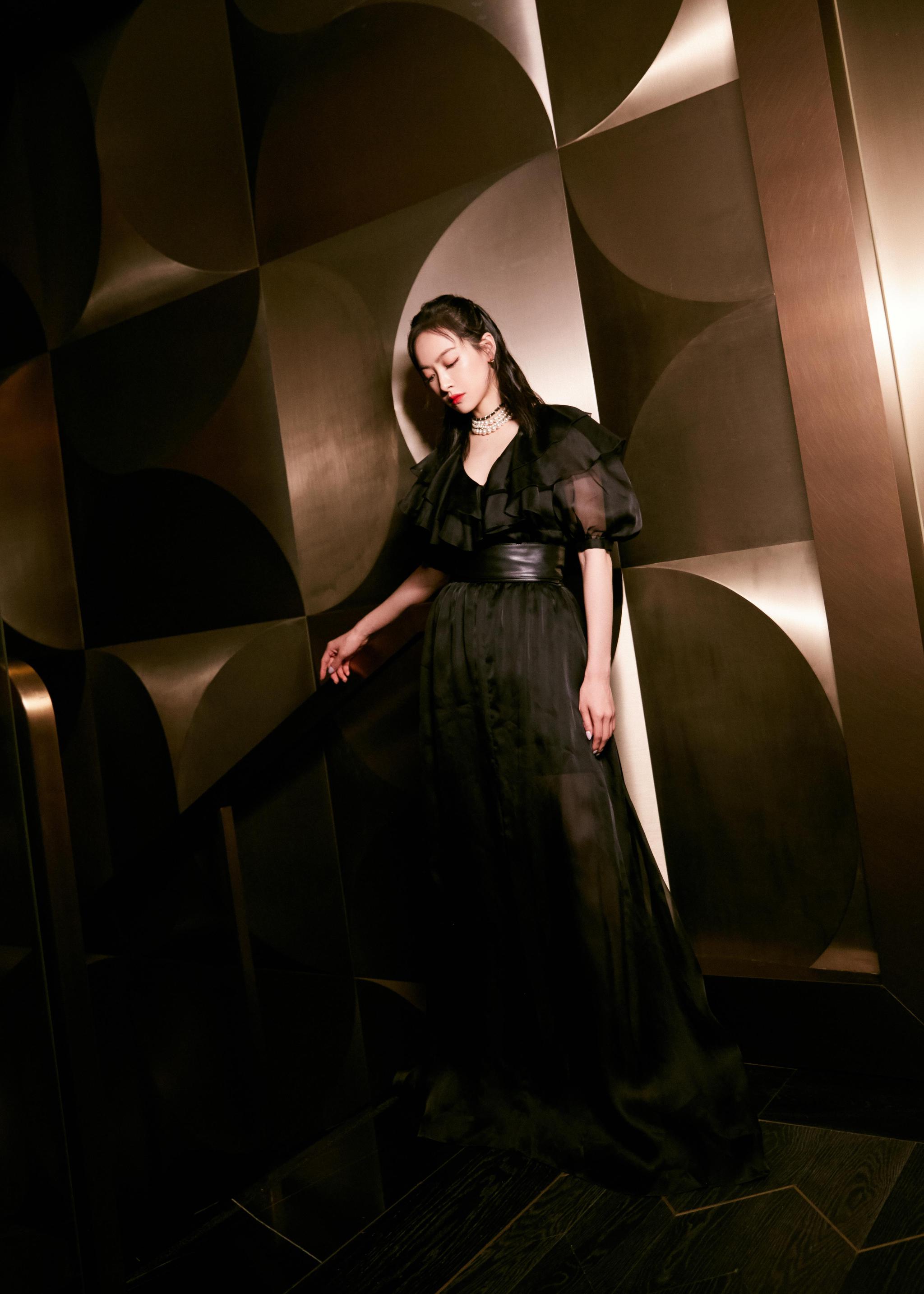 一席黑纱长裙出席湖南卫视五四晚会