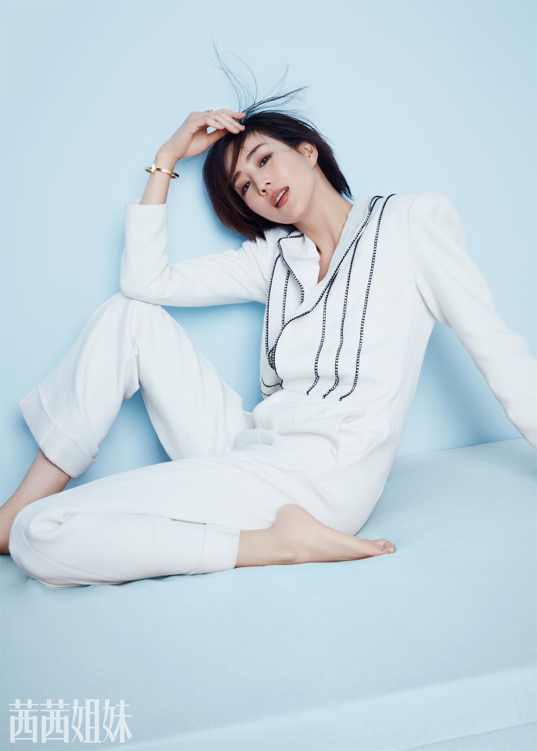 张钧甯封面大片曝光,刚柔并济,治愈满分