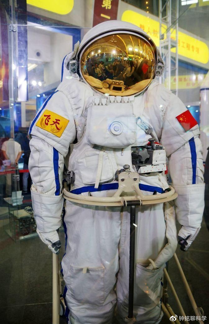 尴尬了!美国舱外航天服又漏水,为啥美国还穿40年前“古董衣”?|航天服|漏水|国际空间站_新浪新闻