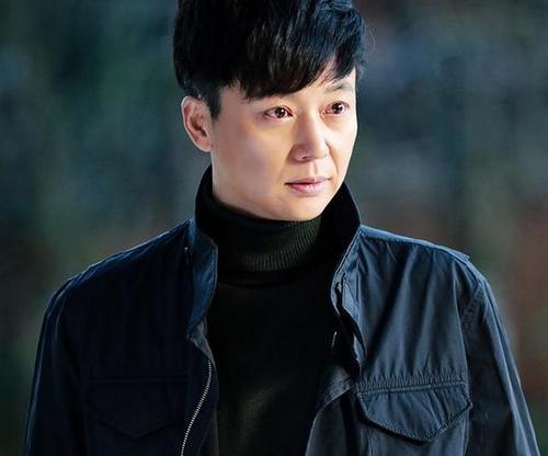 大二时,《落山风》剧组来学校选演员,刘奕君又被选中.