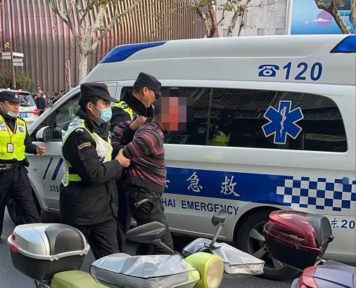 上海闹市区突发持刀伤人事件 警方通报：行凶者系外省市在册精神病人休闲区蓝鸢梦想 - Www.slyday.coM