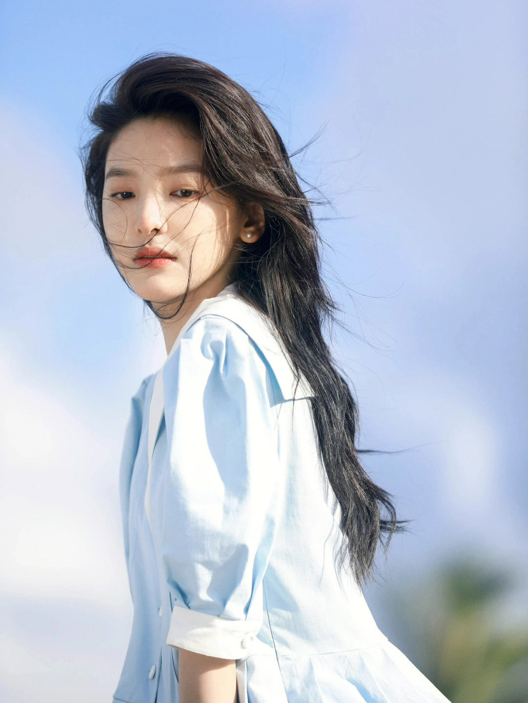 章若楠湛蓝天空大片