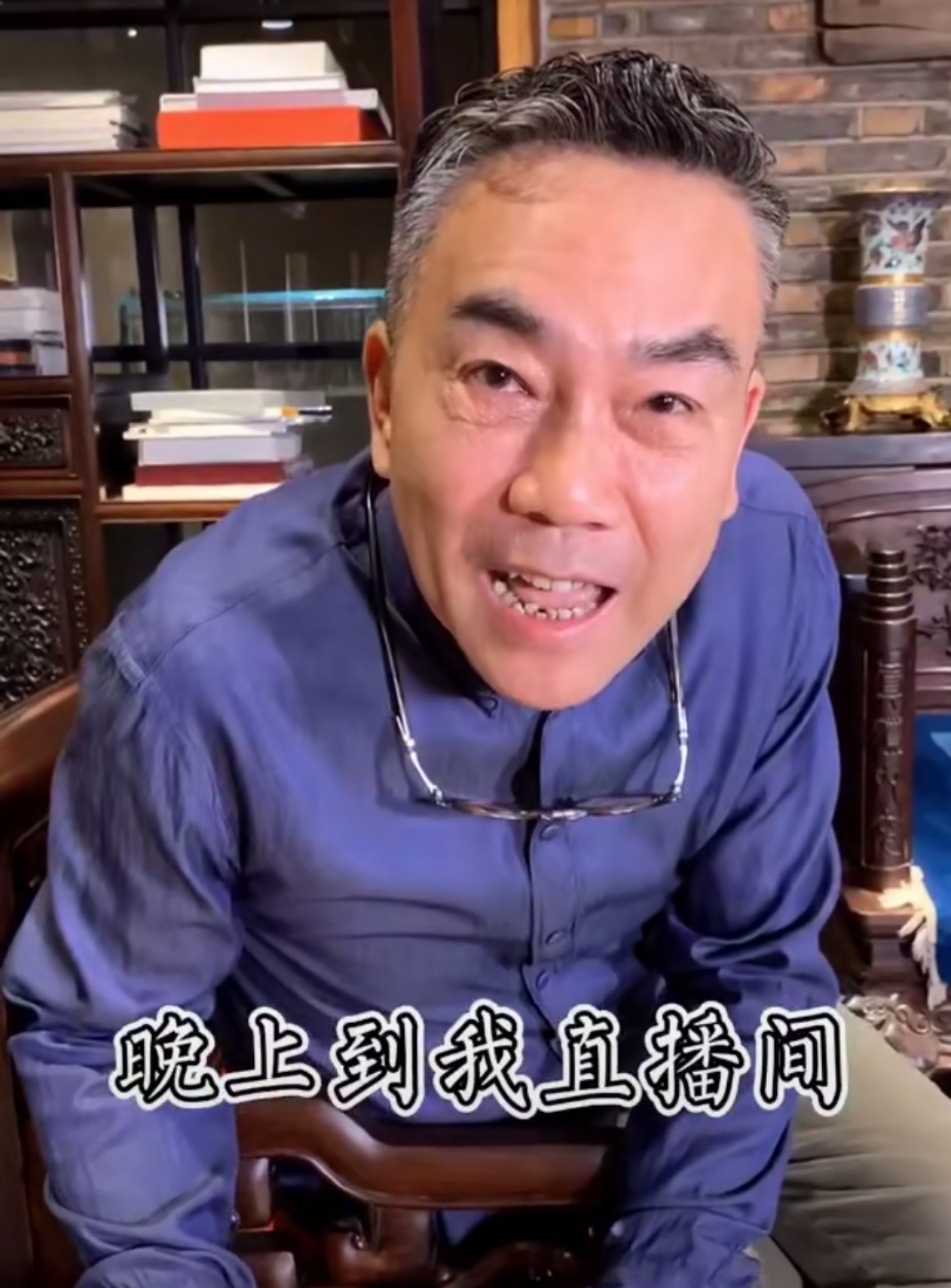 杨议带杨少华兜风,豪宅大到直接在客厅骑摩托,娱乐圈隐形富豪?